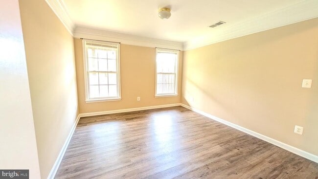 Building Photo - 211 Shirley Square SE