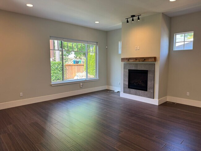 Building Photo - 418 20th Ave