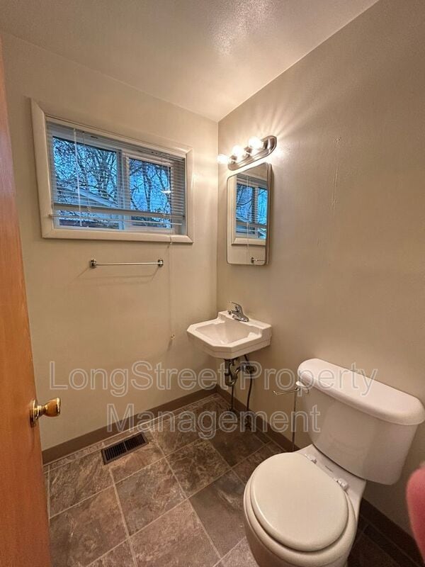 Building Photo - 1930 NW Kings Blvd