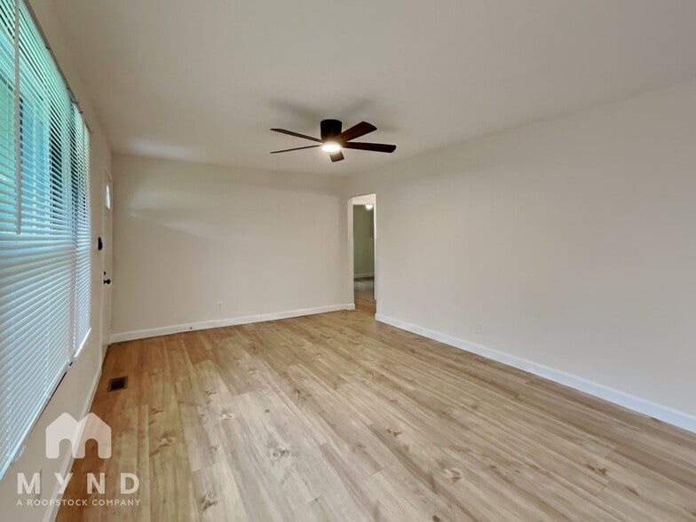 Building Photo - 352 Melpar Dr