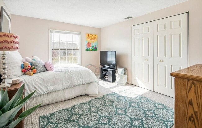 Building Photo - Well maintained condo in established Frederick neighborhood available mid April!