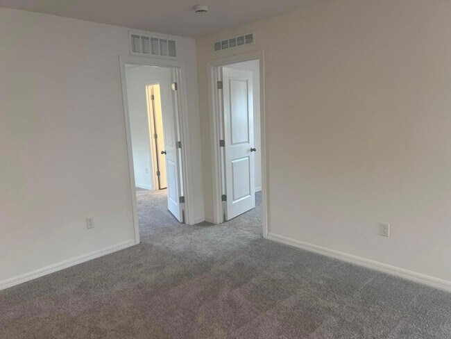 Building Photo - 3161 Fergus Ave