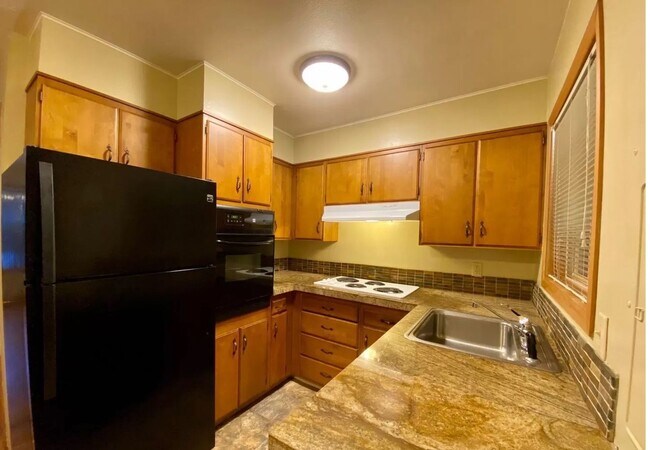 Building Photo - Charming and attractive 2 bed/1 bath in Irvington Neighborhood!