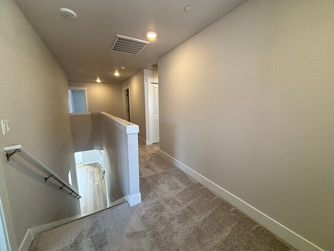 Building Photo - Brand New 5 Bedroom Home in Bull Mountain ...