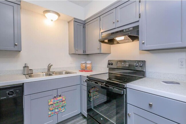 Building Photo - * $500 OFF MOVE IN COSTS * Recently renovated 2 bedroom apartment *