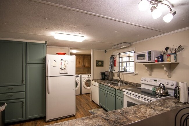 Building Photo - 1631 W Pine Lake Dr