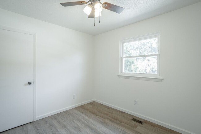 Building Photo - Spacious House in Hixson