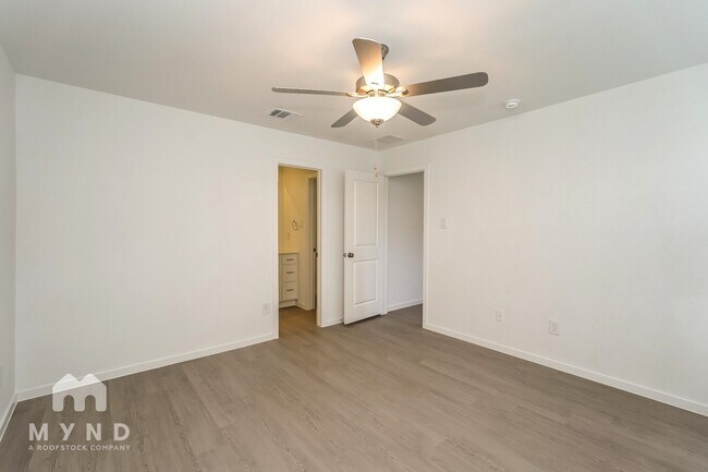 Building Photo - 2732 River Knl Ln