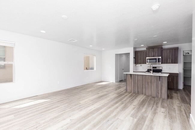 Building Photo - 4 bed | 2.5 bath | 2 car in Desert Canyons