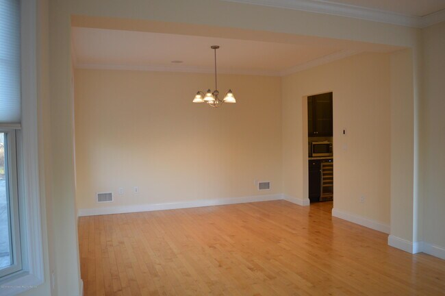 Building Photo - 606 Park Ave