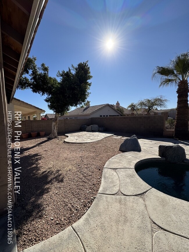 Building Photo - 3 Bed / 2 Bath Stunner with Private Pool a...