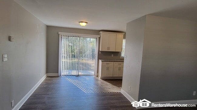 Building Photo - 131 Oak Dr SW
