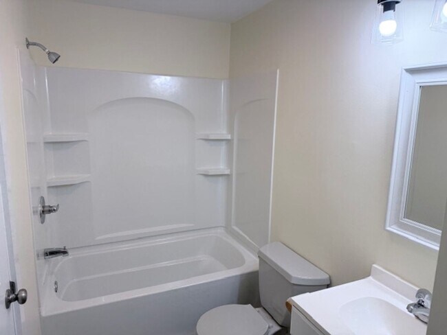 Building Photo - 3 Bedroom, Cortland