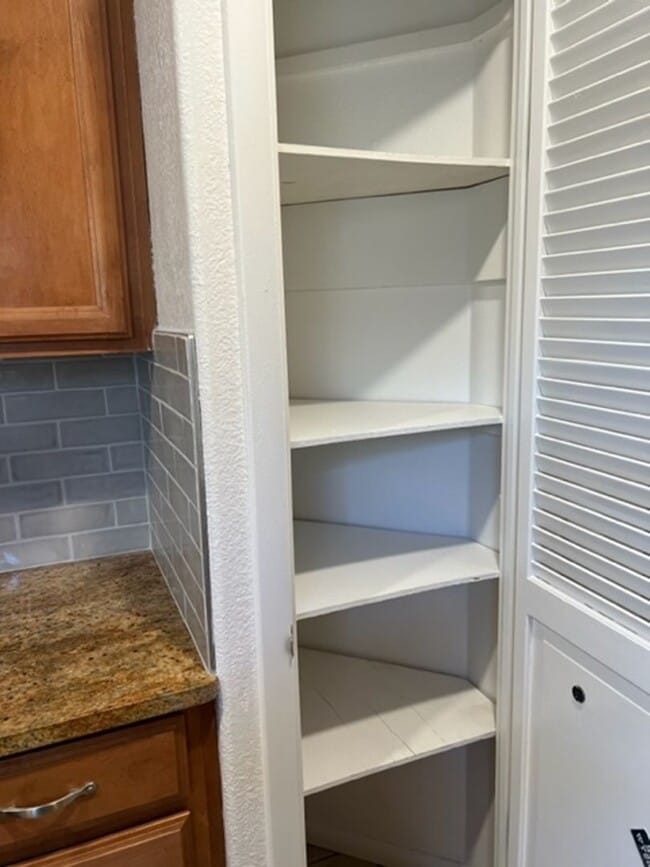 Building Photo - 4 BEDROOM HOME IN SKYWAY!!