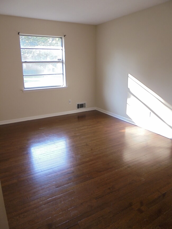 bedroom - 8060 Woodhue Rd