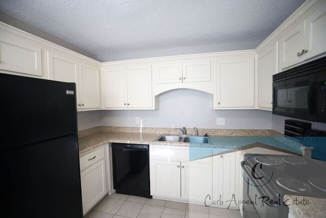 Building Photo - Beautifully renovated 4 bed / 1 bath duple...