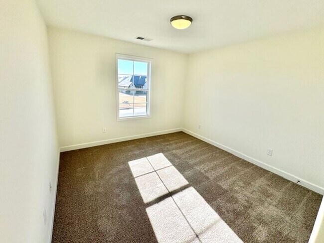 Building Photo - 390 Hedge Rose Blvd