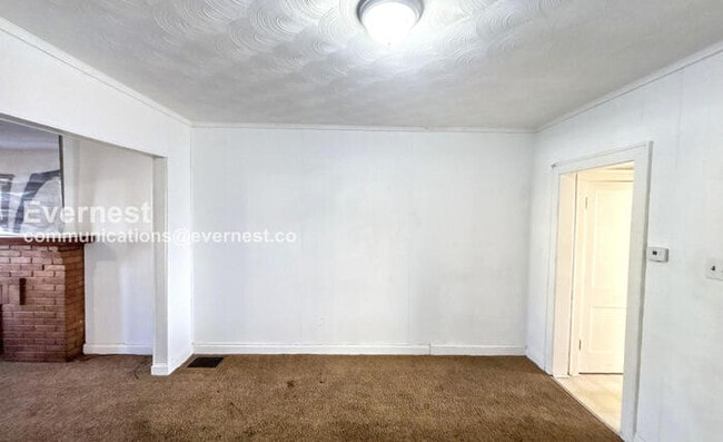 Building Photo - 3 Bed /1 Bath Townhome / Pet-Friendly / Vouchers Accepted / Available Now!