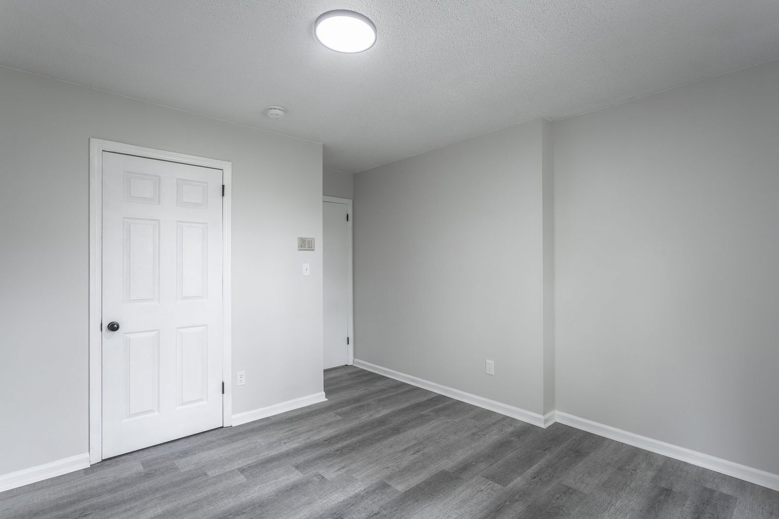 Building Photo - 833 Sylvan Dr