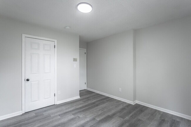 Building Photo - 833 Sylvan Dr