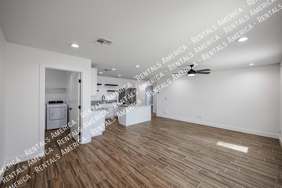 Building Photo - 526 S Crismon Rd