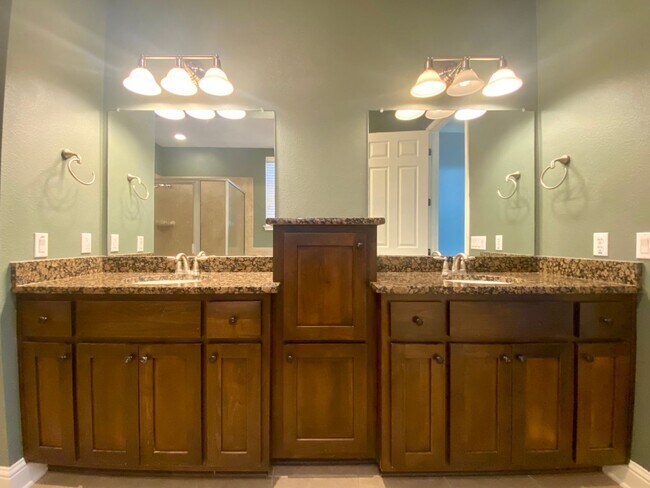 Building Photo - Large Home in Mueller!  Available for October!