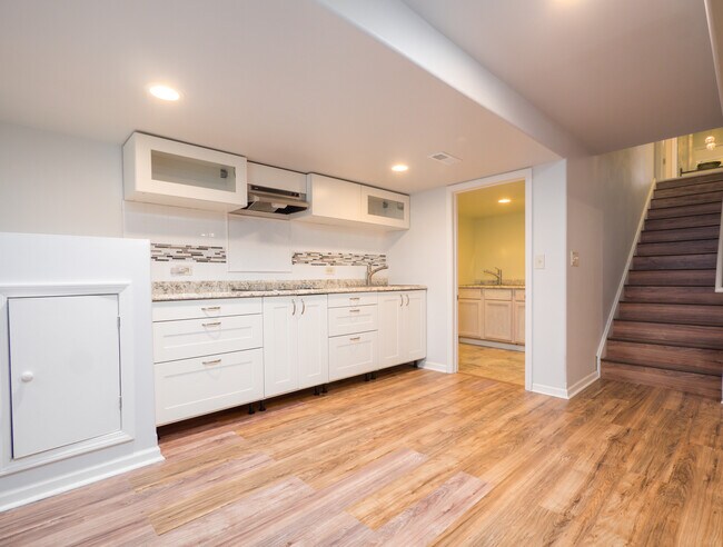 Building Photo - 33 River Oaks Cir E