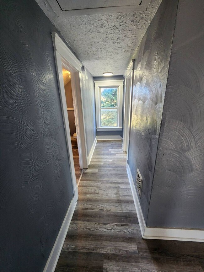 Building Photo - Charming 4-Bedroom Property in Prime Locat...