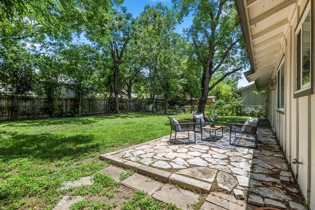 Building Photo - 2312 Aldford Dr