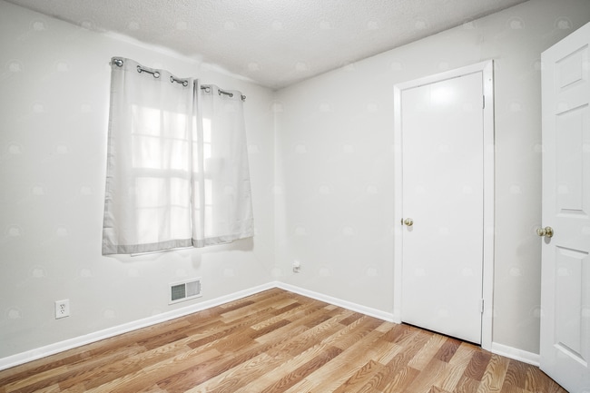 Building Photo - Move in mid-April