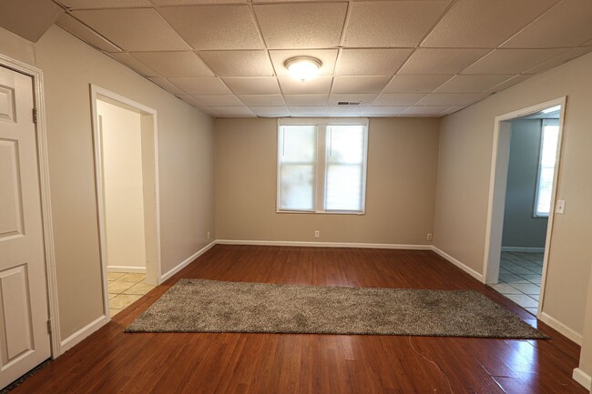 Building Photo - $500 off 1st full months rent  *** Section...