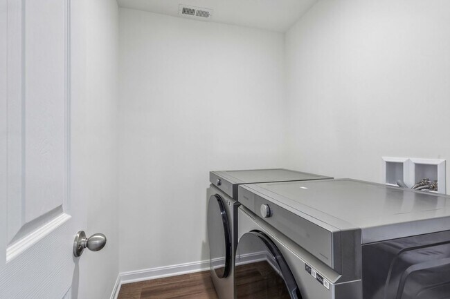 Building Photo - 1105 Deerfield Dr