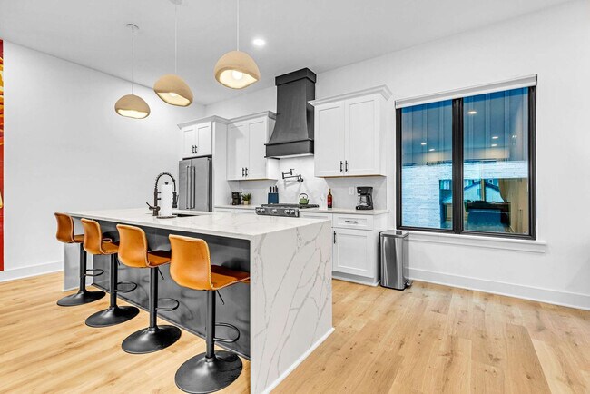 Building Photo - 554 Rosedale Ave