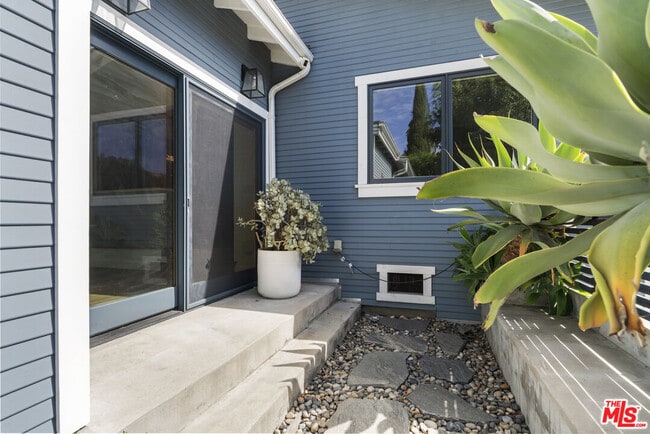 Building Photo - 4031 Camero Ave