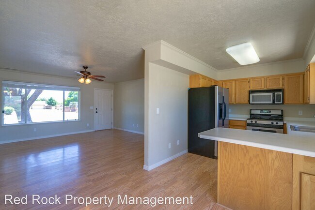 Building Photo - 3 br, 2 bath House - 530 S 250 E