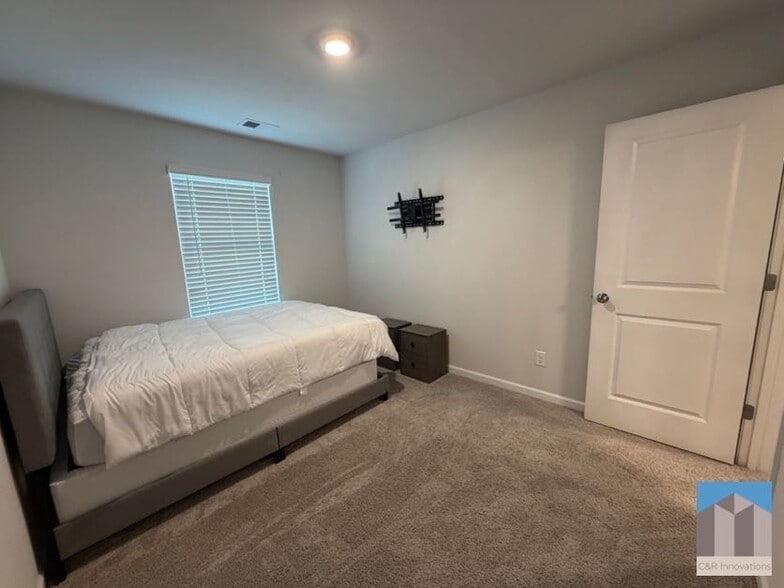 Building Photo - 7565 Knoll Hollow Rd