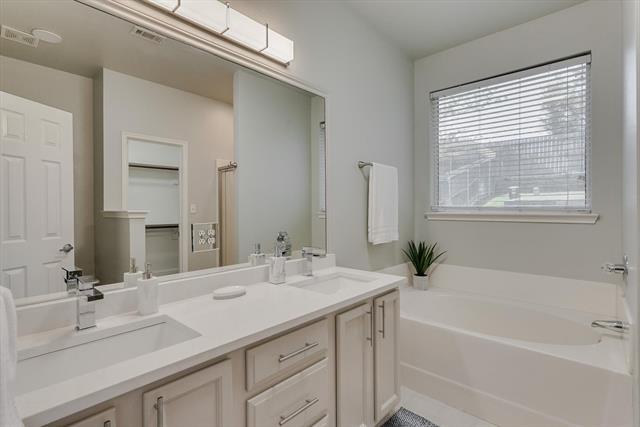 Building Photo - 1414 Park Palisades Dr