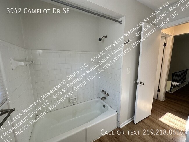 Building Photo - 3942 Camelot Dr SE