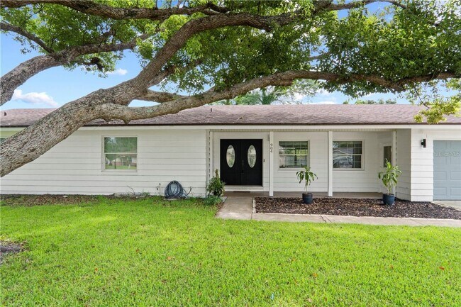 Building Photo - 904 Carvell Dr