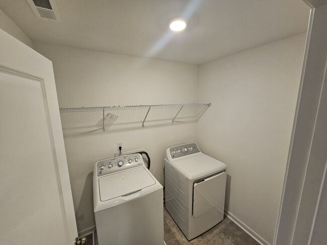 Building Photo - Beautiful Townhome in Concord! Great schools!