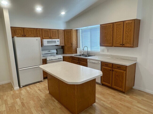 Building Photo - Desirable Kaysville Area/ 5 Bedroom Home