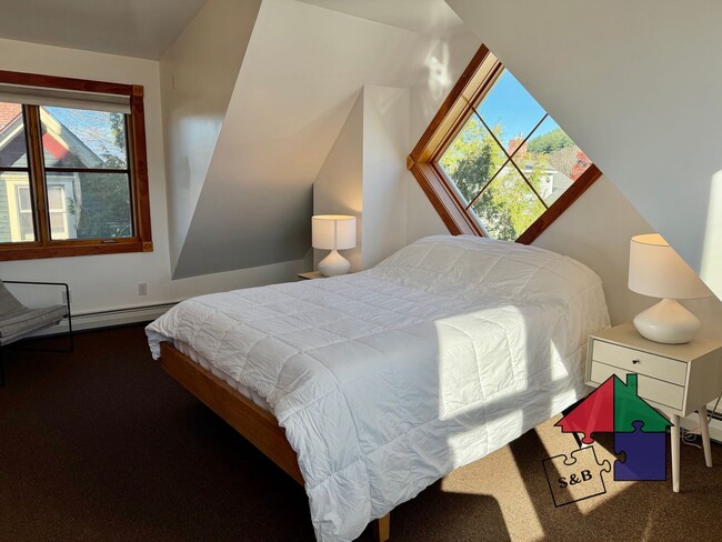 Building Photo - 112 Main St