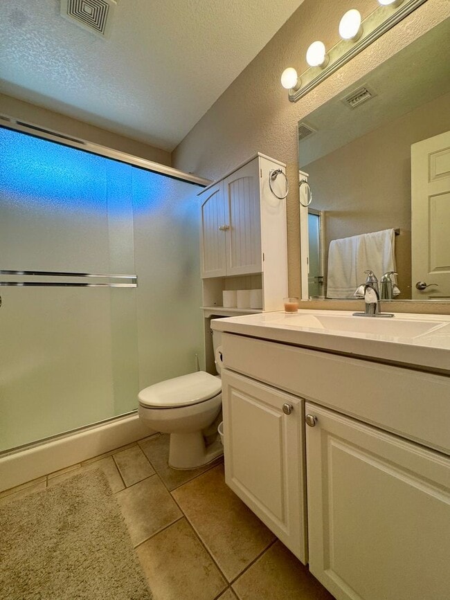 Building Photo - Don't miss this beutiful home with a  pool and mountain views