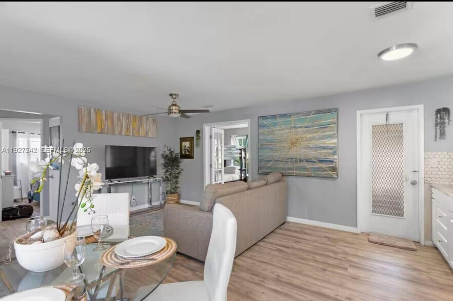 Building Photo - 420 SE 9th Ct