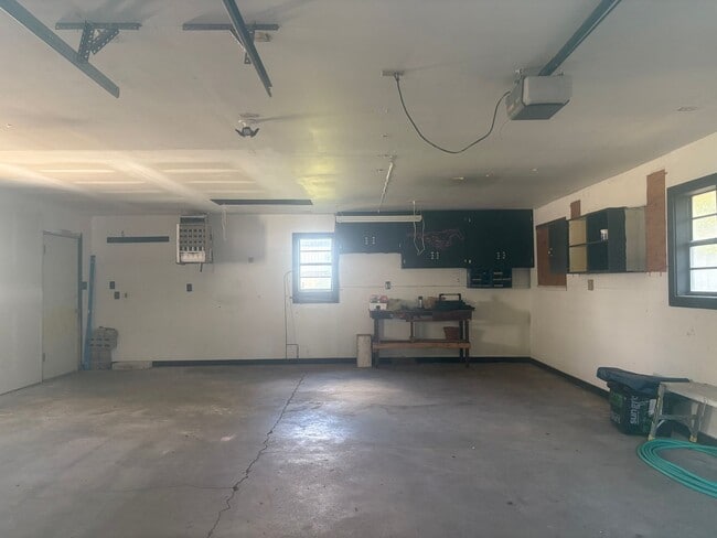 Building Photo - Beautiful 3 bedroom 2 bathroom