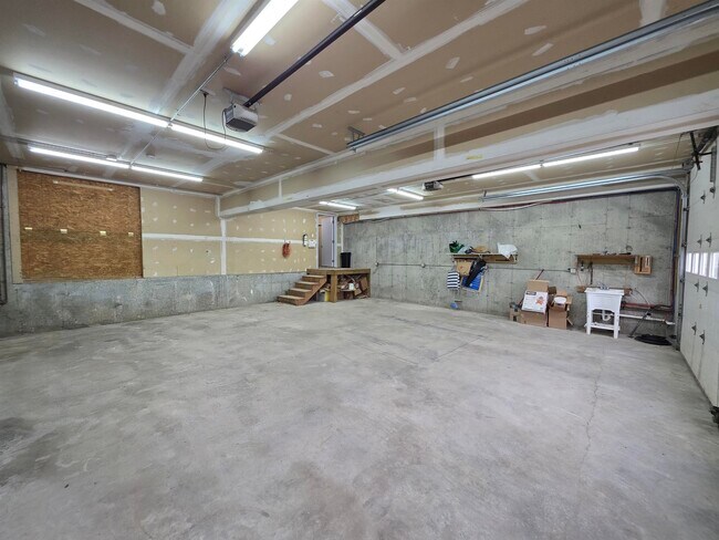 Building Photo - 28 Hidden Ln