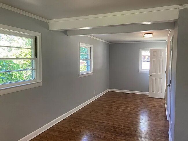 Building Photo - Peaceful home in Forest Acres!