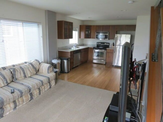Building Photo - Beautiful 2 Bed Townhome Conveniently Located In Seattle!