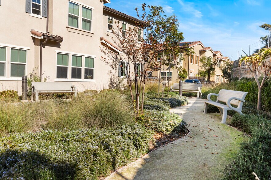 Building Photo - 1073 Delpy View Pt