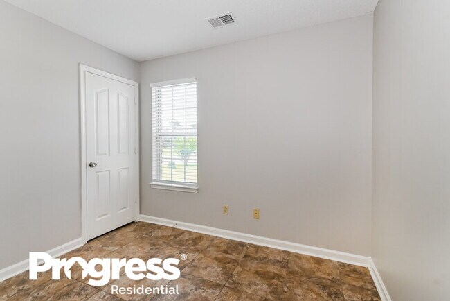 Building Photo - 4258 Ravenwood Dr N
